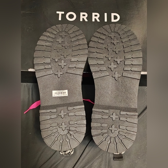 Torrid Betsy Johnson Combat Boot Black Skull Faux Patent Leather (WW) Size 11 - Picture 8 of 15